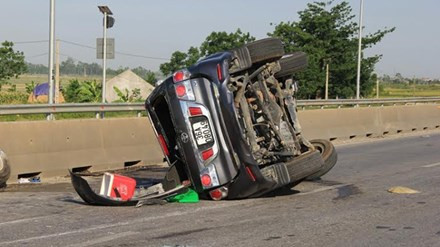 BẢN TIN ATGT: Xe khách chở 20 người lật trên quốc lộ ảnh 5