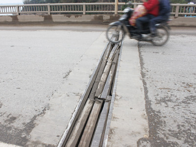 Những thanh gỗ được dùng lấp khoảng hở trên mặt cầu. Ảnh: T.V. Những thanh gỗ được dùng lấp khoảng hở trên mặt cầu Ảnh: T.V