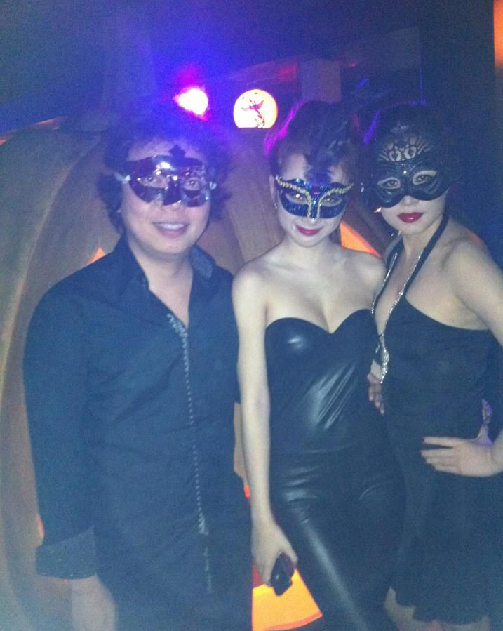 Phương Trinh (giữa) và người tình đại gia