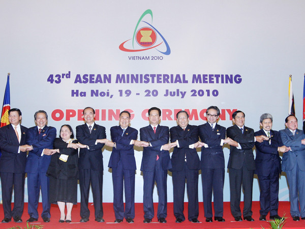 Thủ tướng Nguyễn Tấn Dũng, Tổng Thư ký ASEAN và các bộ trưởng ngoại giao ASEAN tại lễ khai mạc Hội nghị Bộ trưởng Ngoại giao ASEAN lần thứ 43 tại Hà Nội tháng 7-2010. Ảnh: TTXVN