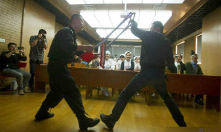 Cảnh sát giới thiệu các động tác võ phòng thân cho bác sỹ, y tá bệnh viện Hoa Sơn