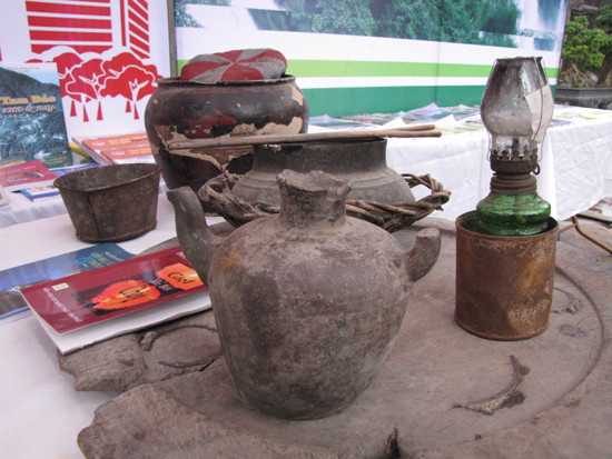 Vĩnh Phúc trưng bày quang gánh, đồ sành sứ, đèn dầu đã hoen gỉ. Vĩnh Phúc trưng bày quang gánh, đồ sành sứ, đèn dầu đã hoen gỉ