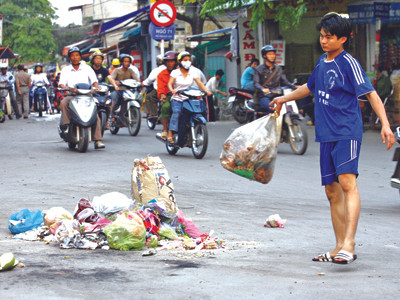Xả rác thải ra đường phố sẽ bị phạt một triệu đồng. Ảnh: Hồng Vĩnh. Xả rác thải ra đường phố sẽ bị phạt một triệu đồng. Ảnh: Hồng Vĩnh