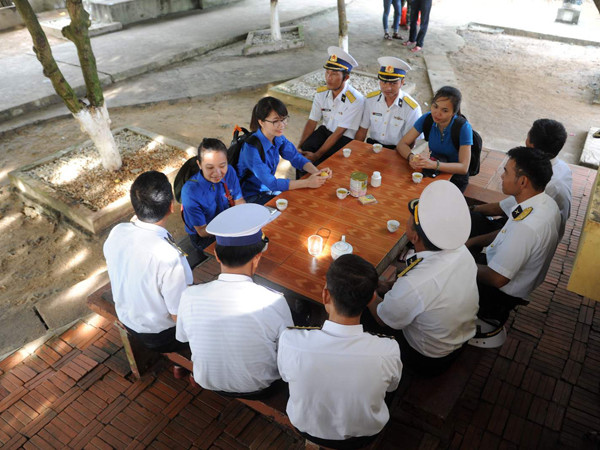 Giao lưu giữa chiến sĩ hải quân và bạn trẻ Ảnh: C.K