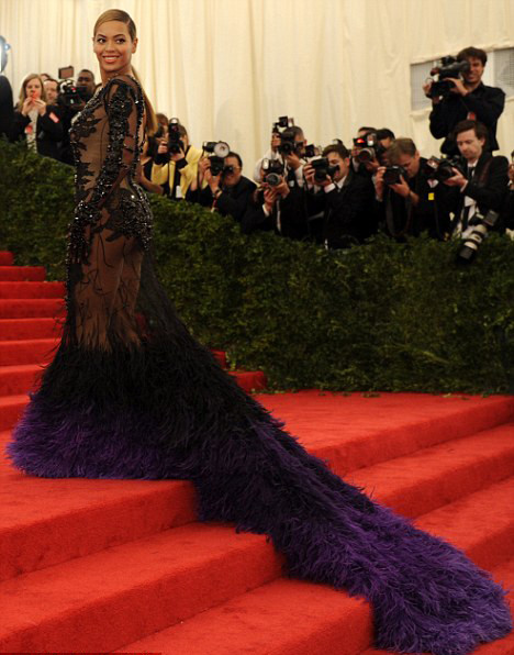Nữ ca sĩ Beyonce và chiếc váy ấn tượng tại MET Ball 2012. Nữ ca sĩ Beyonce và chiếc váy ấn tượng tại MET Ball 2012