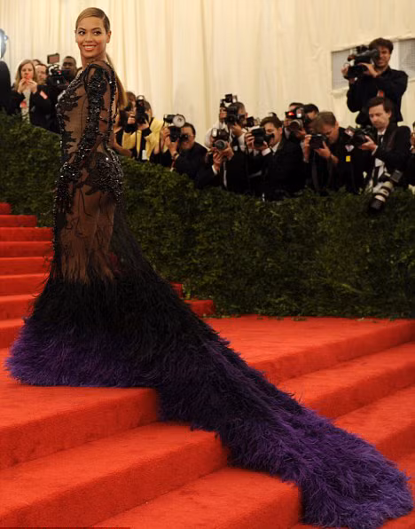 Nữ ca sĩ Beyonce và chiếc váy ấn tượng tại MET Ball 2012