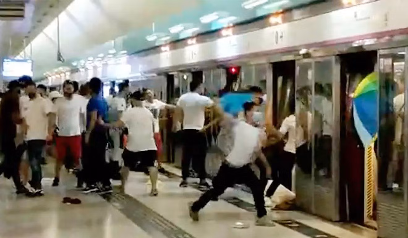 Người Hong Kong ngỡ ngàng vì đột nhiên bị côn đồ tấn công ảnh 1