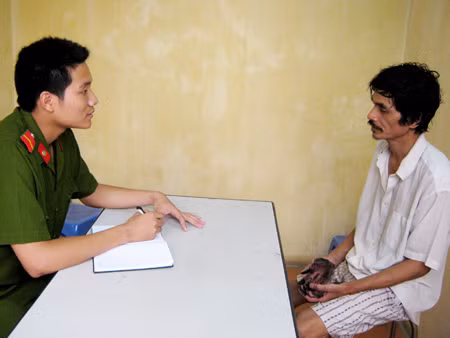Công an quận Thanh Xuân lấy lời khai của đối tượng Tân Quán vịt nơi vợ chồng Tân ở ... và căn gác xép nơi Tân bạo hành vợ Vết rách trên tay chị Hằng được Tân dùng kim chỉ khâu quần áo tự khâu... sống. Bác sỹ thăm khám cho chị Hằng.
