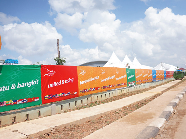 Vỉa hè cũng dang dở