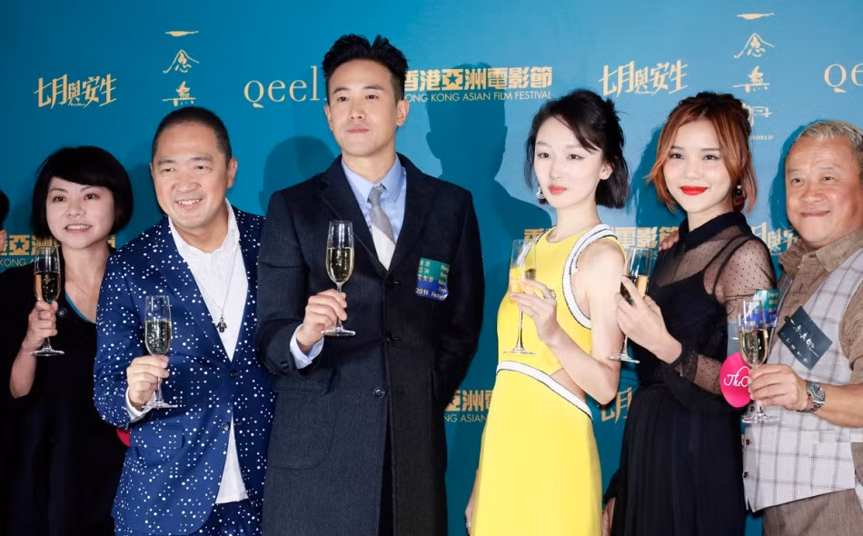 ‘Nàng thơ’ 9x của Trương Nghệ Mưu diện đầm cắt xẻ táo bạo ảnh 6