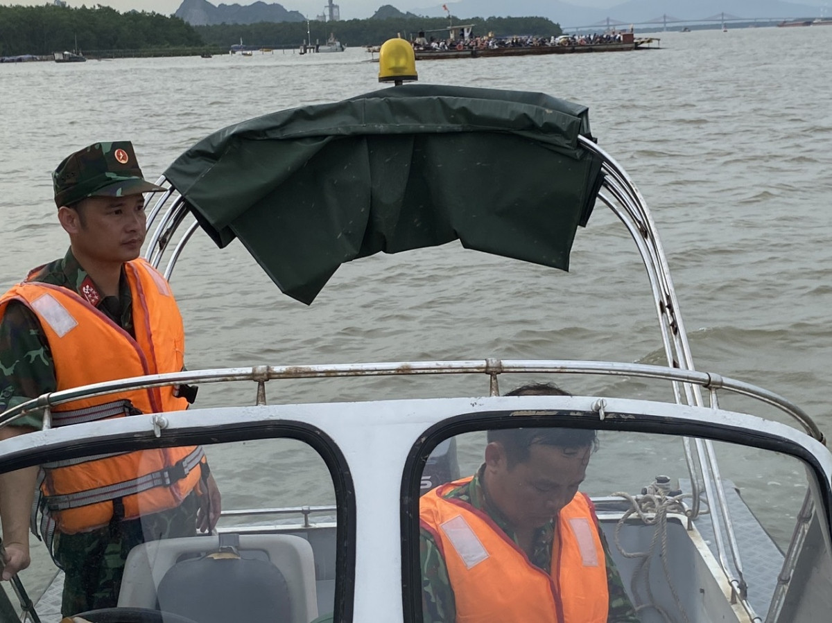 Lực lượng cứu hộ tìm kiếm 2 nạn nhân