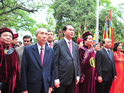 Phó Thủ tướng Nguyễn Xuân Phúc, Bộ trưởng Bộ công an Trần Đại Quang, Chủ tịch Ủy ban Trung ương Mặt trận Tổ quốc Việt Nam Huỳnh Đảm, Bí thư Tỉnh ủy tỉnh Phú Thọ Hoàng Dân Mạc... cùng nhiều lãnh đạo cấp cao của Đảng, Nhà nước dự lễ dâng hương