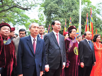 Phó Thủ tướng Nguyễn Xuân Phúc, Bộ trưởng Bộ công an Trần Đại Quang, Chủ tịch Ủy ban Trung ương Mặt trận Tổ quốc Việt Nam Huỳnh Đảm, Bí thư Tỉnh ủy tỉnh Phú Thọ Hoàng Dân Mạc... cùng nhiều lãnh đạo cấp cao của Đảng, Nhà nước dự lễ dâng hương