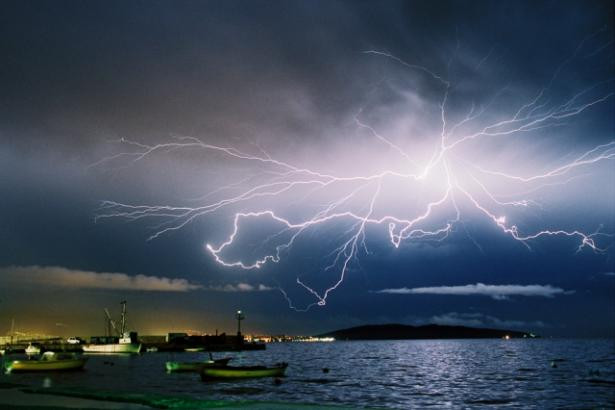 Trận bão sấm chớp xảy ra trên vịnh Kastela, Croatia. Ảnh: Reuters. Trận bão sấm chớp xảy ra trên vịnh Kastela, Croatia. Ảnh: Reuters