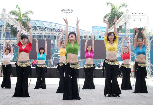 Các vũ công mang đến màn múa bụng (Belly dance)tập thể