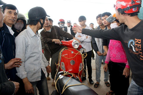 Từ 9h sáng, hàng chục người tập trung trước cây xăng Đồi Nên (Bắc Giang) yêu cầu chủ cửa hàng giải thích về chất lượng xăng. Nhiều người còn phải kéo xe đến vì không nổ được máy. Ảnh: K.D