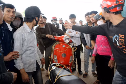 Từ 9h sáng, hàng chục người tập trung trước cây xăng Đồi Nên (Bắc Giang) yêu cầu chủ cửa hàng giải thích về chất lượng xăng. Nhiều người còn phải kéo xe đến vì không nổ được máy. Ảnh: K.D