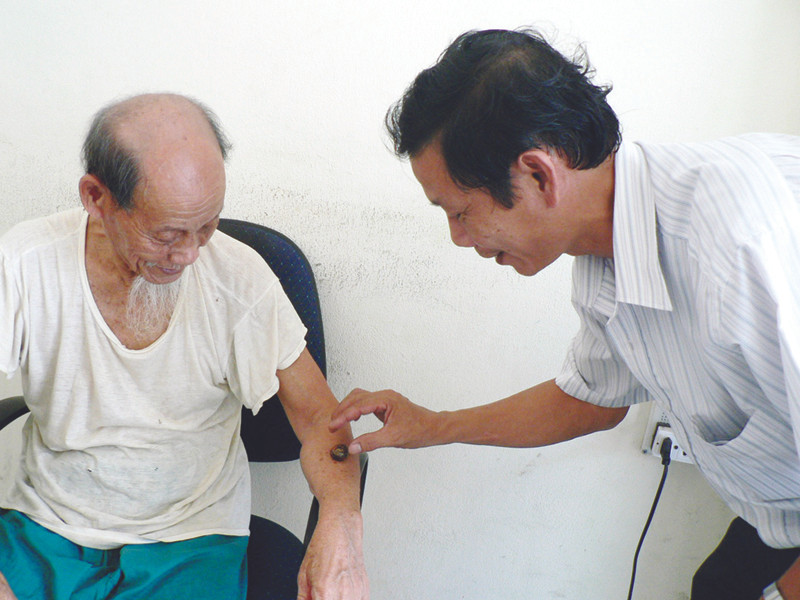 Theo ông Túc, nếu bị rắn độc cắn, chỉ cần đặt hạt ngọc rắn vào chỗ bị cắn sẽ giải được độc tố. Theo ông Túc, nếu bị rắn độc cắn, chỉ cần đặt hạt ngọc rắn vào chỗ bị cắn sẽ giải được độc tố