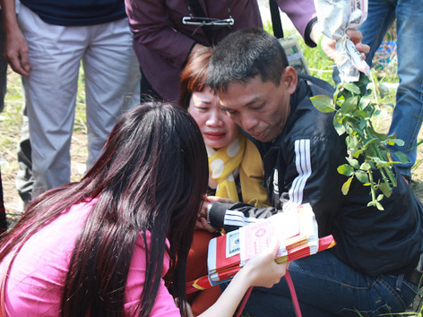 Anh Huy - chồng nạn nhân Huyền bên cạnh nhà ngoại cảm giúp tìm kiếm thi thể người xấu số. Ảnh: Thúy Hiền. Anh Huy - chồng nạn nhân Huyền bên cạnh nhà ngoại cảm giúp tìm kiếm thi thể người xấu số. Ảnh: Thúy Hiền