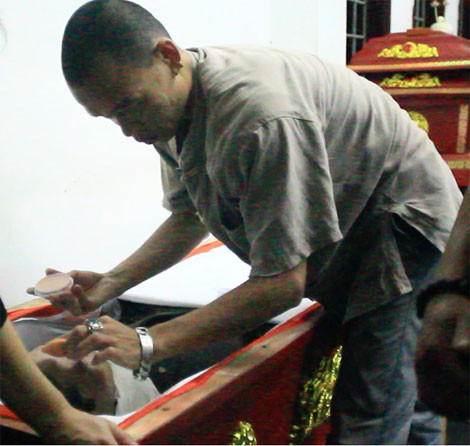 'Chuyên gia trang điểm tử thi' bật mí về nghề rùng rợn nhất thế gian ảnh 1