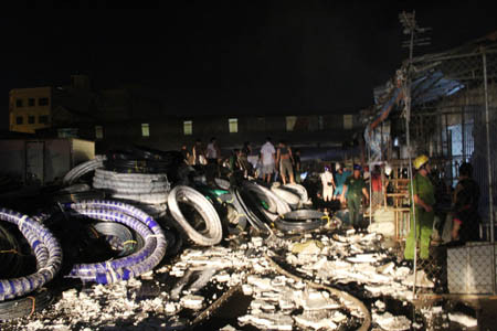 Gần 200 người cứu kho hàng cháy dữ dội trong đêm ảnh 3