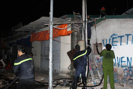 Gần 200 người cứu kho hàng cháy dữ dội trong đêm ảnh 4