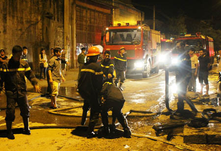 Gần 200 người cứu kho hàng cháy dữ dội trong đêm ảnh 2