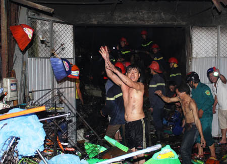 Gần 200 người cứu kho hàng cháy dữ dội trong đêm ảnh 7