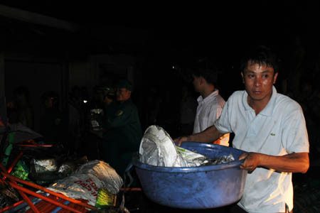 Gần 200 người cứu kho hàng cháy dữ dội trong đêm ảnh 8