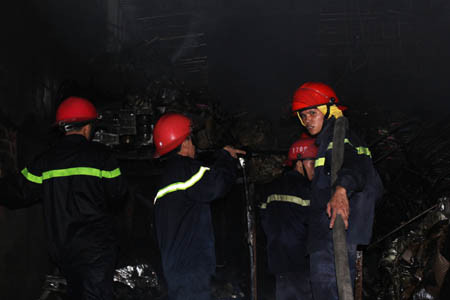 Gần 200 người cứu kho hàng cháy dữ dội trong đêm ảnh 6