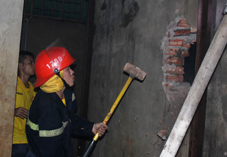 Gần 200 người cứu kho hàng cháy dữ dội trong đêm ảnh 5