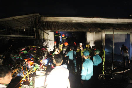 Gần 200 người cứu kho hàng cháy dữ dội trong đêm ảnh 1