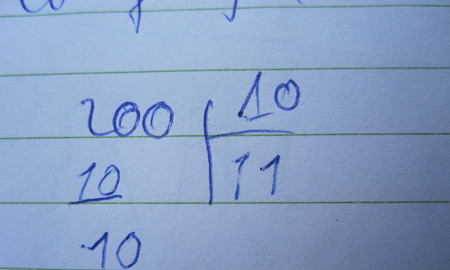 Phép chia không có dư của em Y. L., học sinh lớp 4.