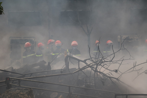 Nhà máy bánh kẹo bốc cháy vào sáng sớm, 3 công nhân mất tích ảnh 2