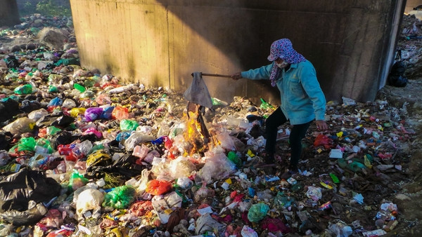 Bãi rác ngập dưới chân cầu Thăng Long ảnh 9