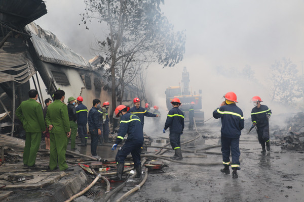 Nhà máy bánh kẹo bốc cháy vào sáng sớm, 3 công nhân mất tích ảnh 1