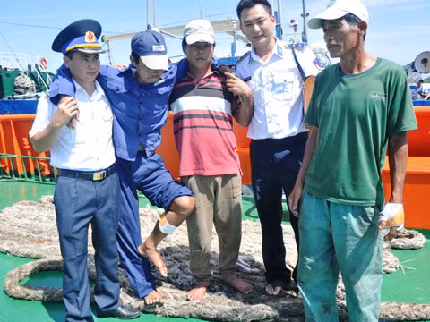12 ngư dân gặp nạn đã về bờ an toàn