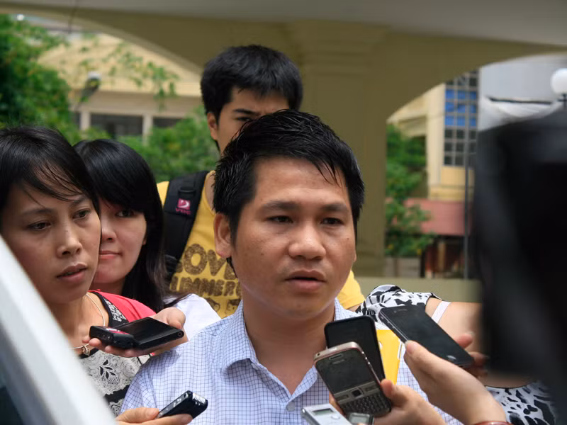 Trọng Tấn chia sẻ thông tin sau cuộc họp với hội đồng kỷ luật sáng 30-7 tại Học viện Âm nhạc Quốc gia Việt Nam. Ảnh: T.H