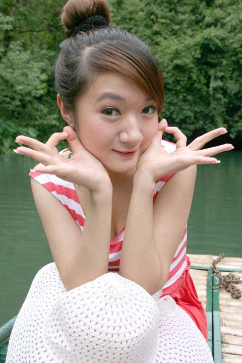 Nâng niu những giọt nước trong veo Hoà tan trong là nước mát xanh Muốn bay lên trước phong cảnh hữu tình Bên bến đò thanh bình