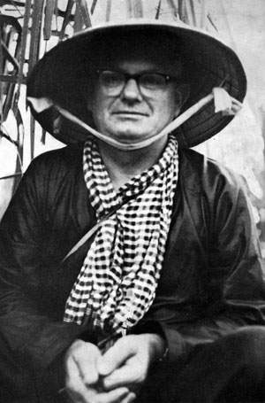 Wilfred Burchett tại miền Nam Việt Nam khoảng 1963-1964. Nguồn ảnh: theage.com.au. Wilfred Burchett tại miền Nam Việt Nam khoảng 1963-1964. Nguồn ảnh: theage.com.au