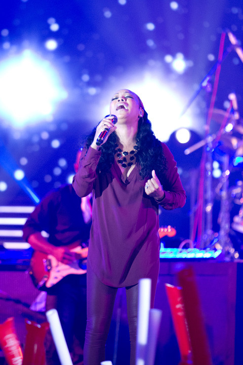 Mặc dù thiếu người bạn diễn cũng nổi tiếng không kém là Brandy nhưng Monica vẫn thể hiện thành công bản hit năm 1999 The Boy Is Mine của họ