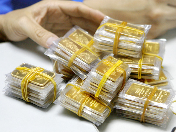 Nhiều ngân hàng tranh thủ huy động vàng sau lệnh gia hạn thêm 7 tháng của NHNN Ảnh: Hồng Vĩnh
