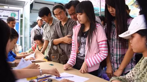 Phụ huynh và thí sinh đến nộp hồ sơ đăng ký xét tuyển NV2 tại Trường ĐH Hùng Vương TP.HCM sáng 27-8. Trường này có nhiều ngành liên tục không tuyển đủ thí sinh. Ảnh: Như Hùng (Tuổi Trẻ)