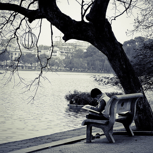 Căn gác cũ kỹ ở phố sách Đinh Lễ Chiếc quạt trần xưa cũ lặng yên trong một buổi tối mùa đông Cậu bé ngồi vẽ Tháp Rùa Gian gác của một bác an ninh già - Quán vắng không người, chiếc bonsai trên tường, bác an ninh im lặng nhìn xa xăm - tất cả cùng một sự đồng điệu và cuốn hút kì lạ. Không ồn ã như các phố Đinh Lễ hay Nguyễn Xí, sạp báo nhỏ ở đầu Hàng Trống vẫn lặng lẽ sáng lên mỗi tối.