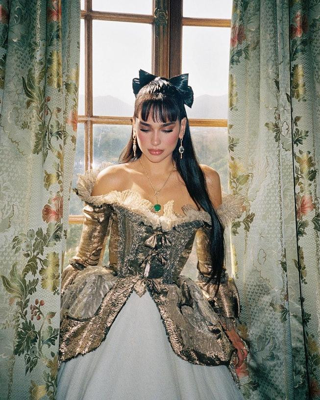 Dua Lipa trong bộ trang phục 24 năm tuổi của nhà thiết kế Jean Paul Gaultier. Dua Lipa trong bộ trang phục 24 năm tuổi của nhà thiết kế Jean Paul Gaultier.