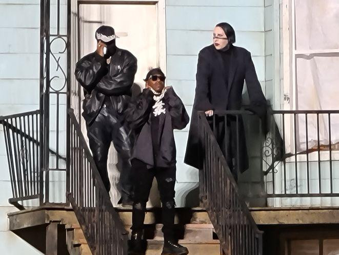 Kayne West trình diễn cùng với Marilyn Manson và DaBaby ngày 27/8. Kayne West trình diễn cùng với Marilyn Manson và DaBaby ngày 27/8.