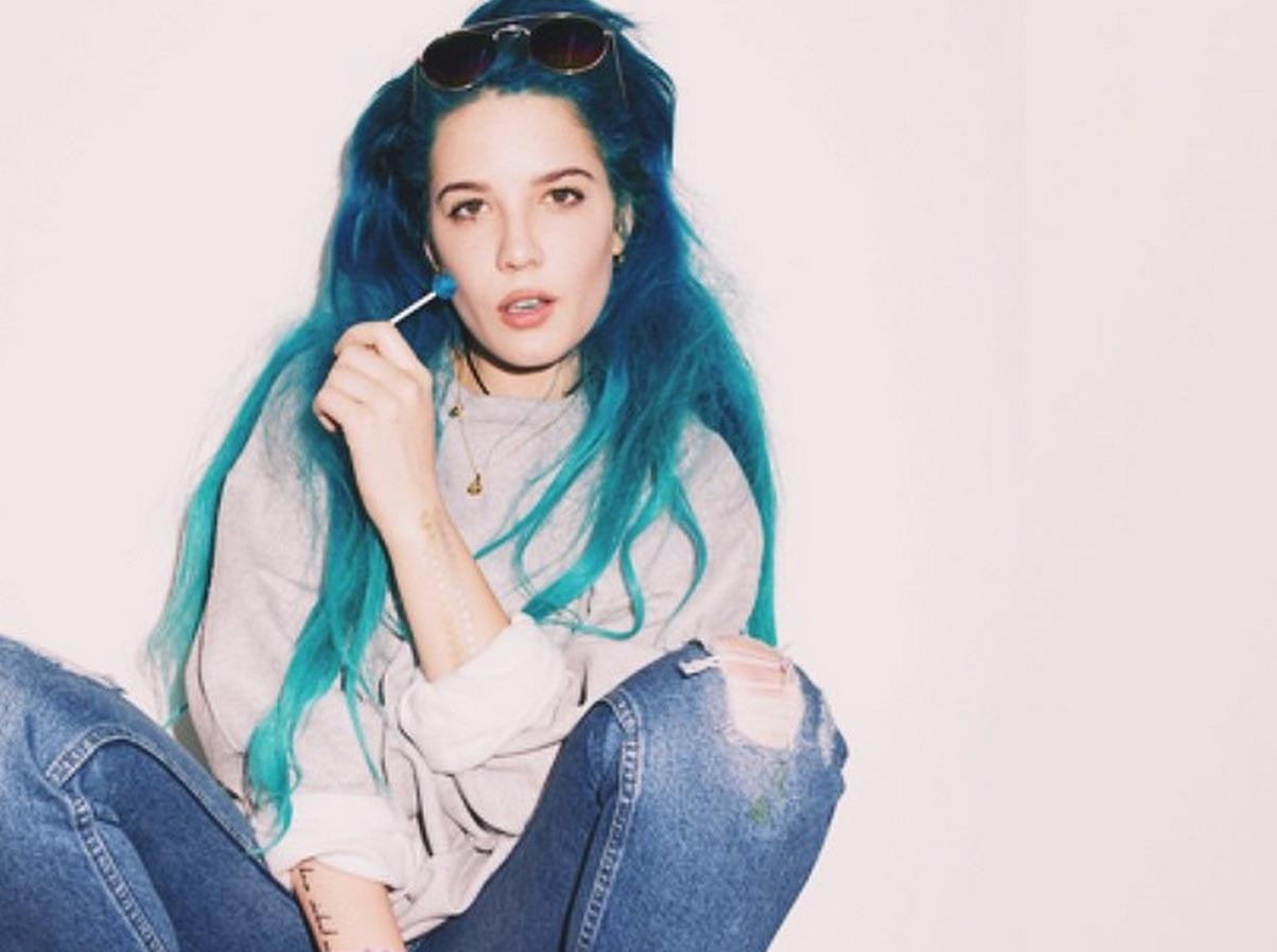 Halsey nổi tiếng nhờ hát cover I Knew You Were Trouble của Taylor Swift.