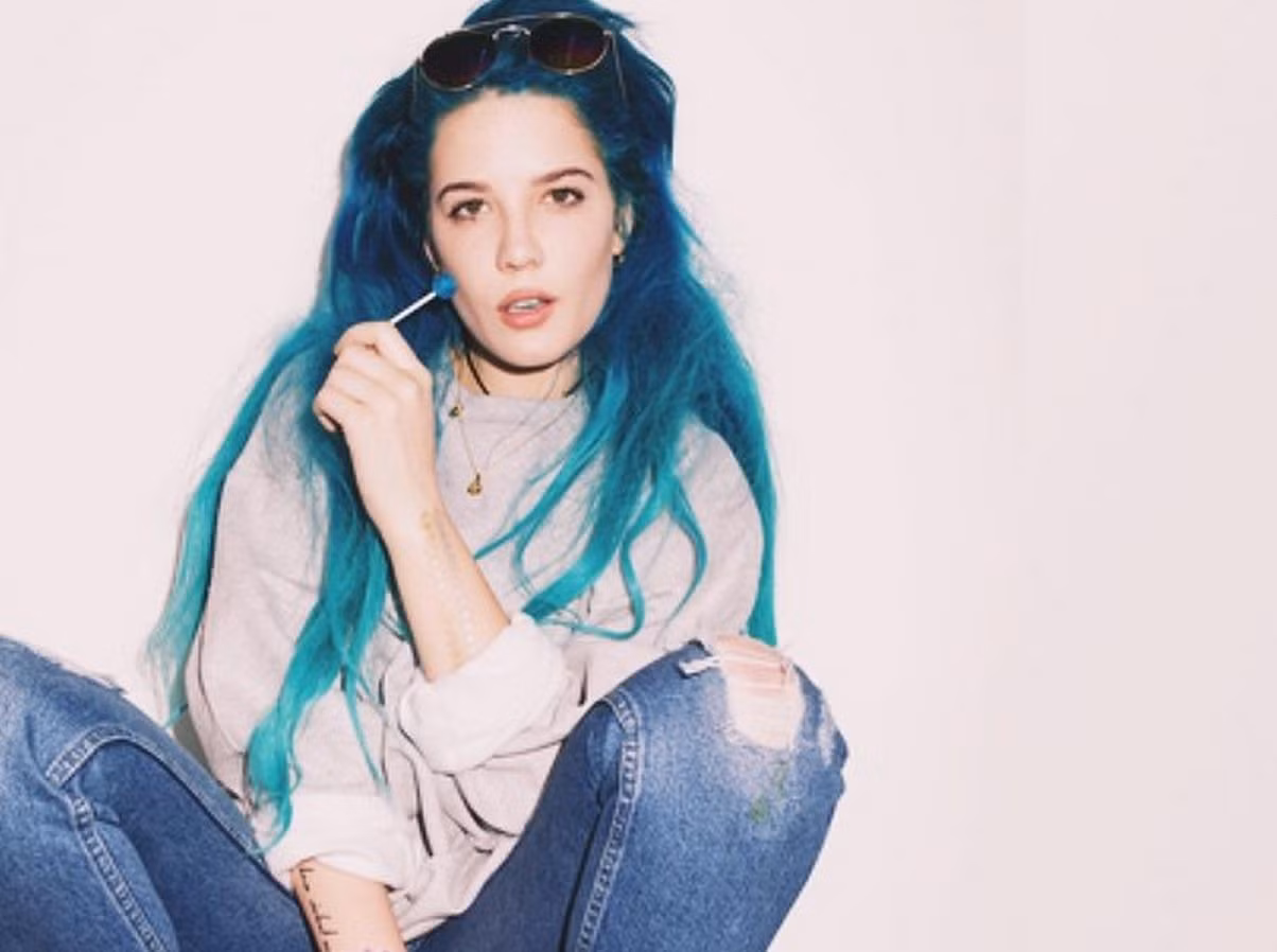 Halsey nổi tiếng nhờ hát cover I Knew You Were Trouble của Taylor Swift. Halsey nổi tiếng nhờ hát cover I Knew You Were Trouble của Taylor Swift.