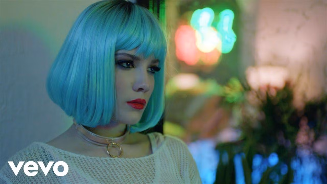 Tạo hình của Halsey trong MV Ghost. Tạo hình của Halsey trong MV Ghost.