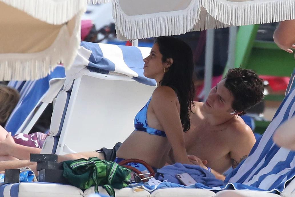 Khoảnh khắc đi chơi biển của cặp đôi.